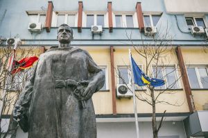 kosovo balkans stefano majno prizren hero statue.jpg